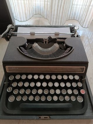 Máquina de escribir Olivetti Studio 46 años 50