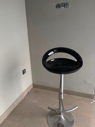 Taburete de cocina negro y plateado