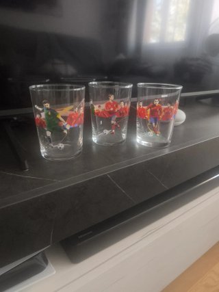 Vasos de cristal con futbolistas
