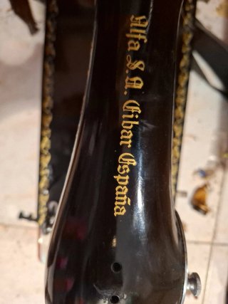Máquina de coser Alfa antigua Eibar