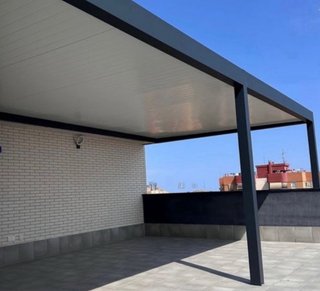 Pérgola metálica y cubierta de plástico, panel ...