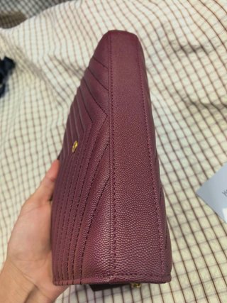 Bolso YSL sobre granate