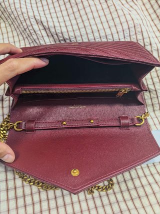 Bolso YSL sobre granate