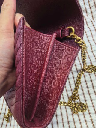 Bolso YSL sobre granate