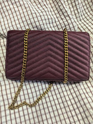 Bolso YSL sobre granate