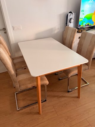 Mesa y 4 sillas comedor