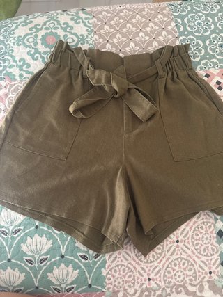 Pantalones cortos verdes con cinturón