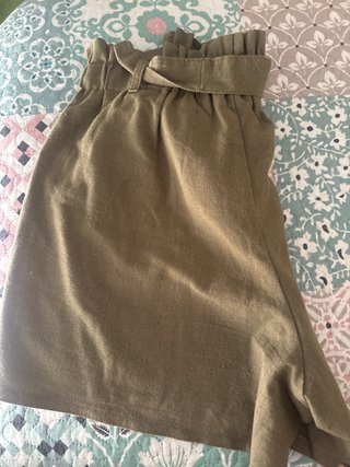 Pantalones cortos verdes con cinturón