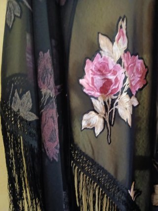 Chal negro con flores moradas y flecos