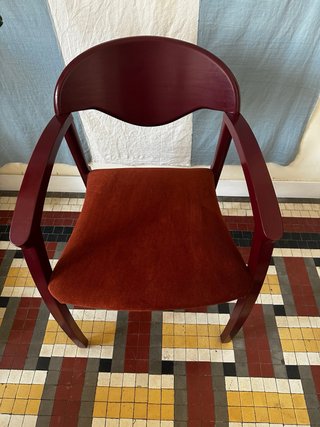 Silla moderna madera y tela restauradas. estilosa