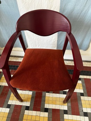 Silla moderna madera y tela restauradas. estilosa