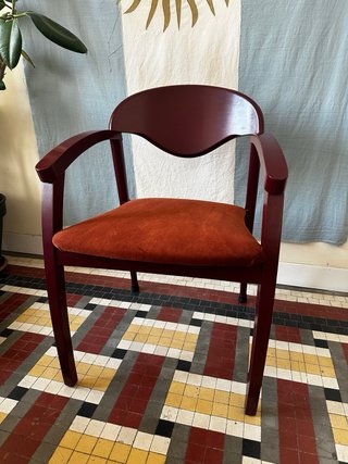 Silla moderna madera y tela restauradas. estilosa
