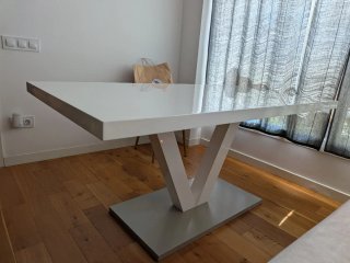 Mesa de comedor moderna blanca.