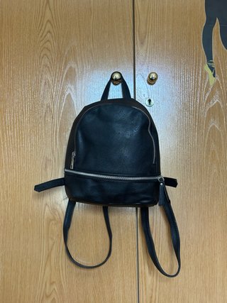 Mochila negra “de cuero”