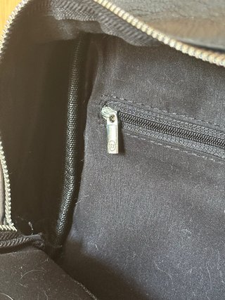 Mochila negra “de cuero”