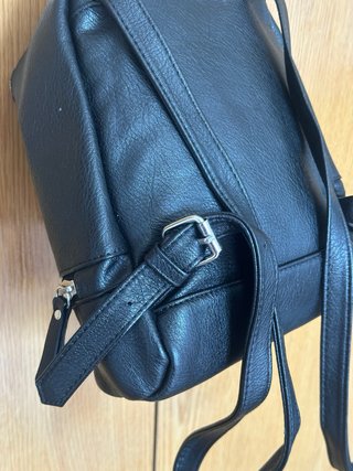 Mochila negra “de cuero”