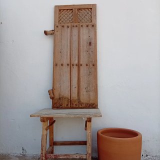 Puerta antigua madera clavos y celosía
