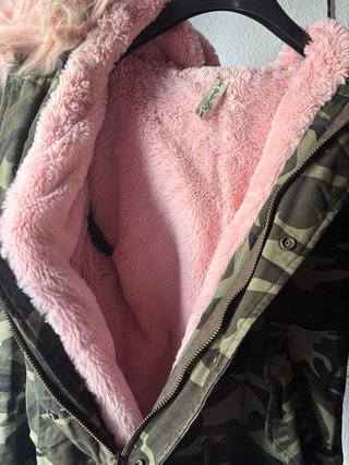 Chaqueta militar con capucha rosa