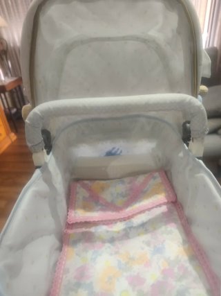 Cuna de bebé con capota y colchón