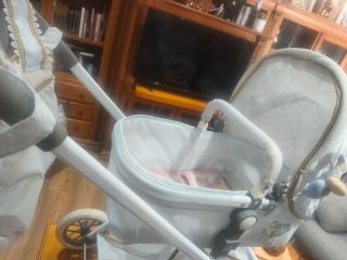 Cuna de bebé con capota y colchón