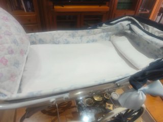 Cuna de bebé con capota y colchón