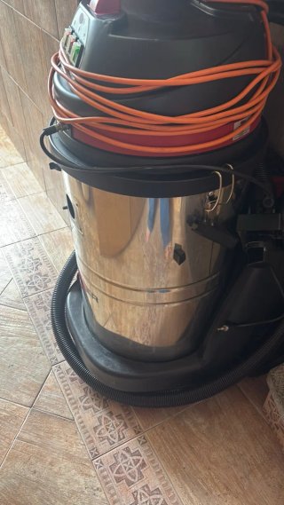 Máquina para limpieza de tapicerias de coches