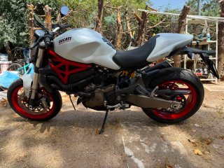 Ducati Monster 821 ABS Blanca y Roja