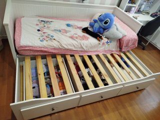 Cama infantil blanca con cajones