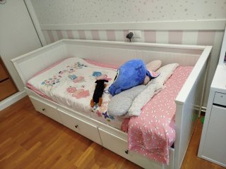 Cama infantil blanca con cajones
