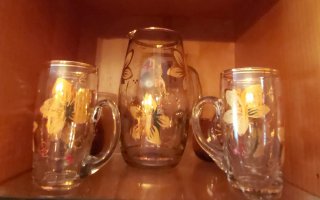 Juego de jarras y vasos con oro
