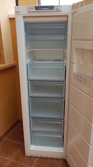 Congelador vertical Balay 3GFB1610 ( No Frost).