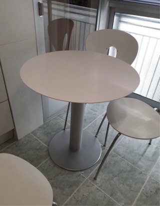 Mesa ZERO de STUA y sus 3 sillas blancas