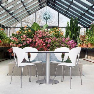 Mesa ZERO de STUA y sus 3 sillas blancas