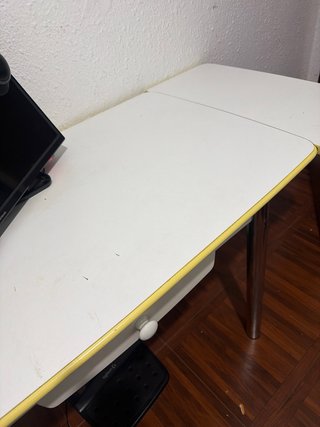 Mesa expandible blanca y madera