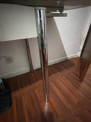 Mesa expandible blanca y madera