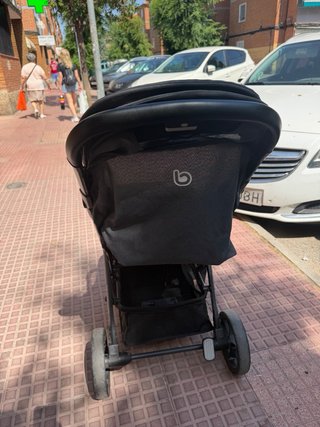 Carro de bebé gris con funda rosa