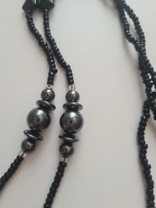 Collar negro con colgante rectangular