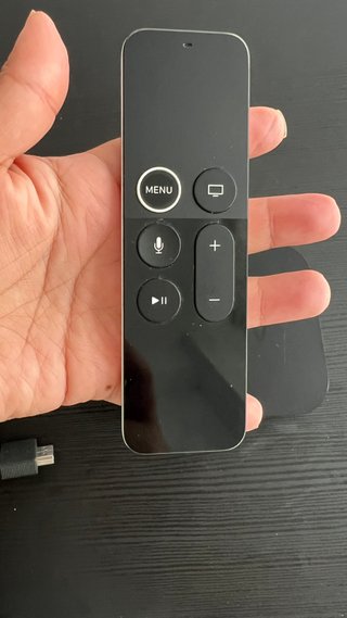 Apple TV con mando y cables