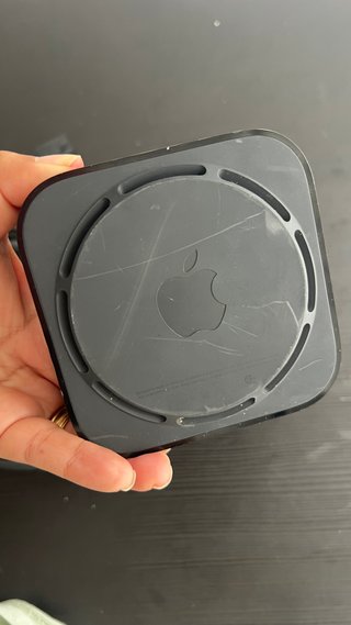 Apple TV con mando y cables