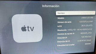 Apple TV con mando y cables
