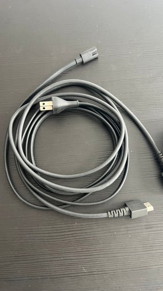 Apple TV con mando y cables