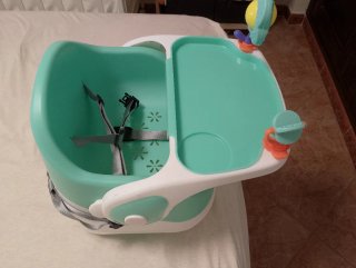 Silla de bebé con bandeja y juguetes