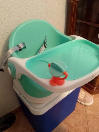 Silla de bebé con bandeja y juguetes
