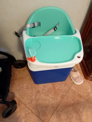 Silla de bebé con bandeja y juguetes
