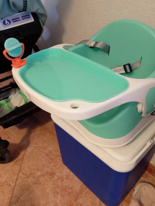 Silla de bebé con bandeja y juguetes
