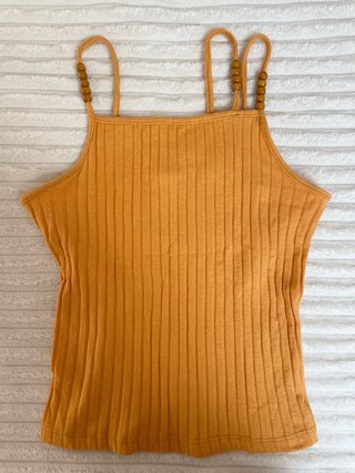 Top naranja canalé con abalorios
