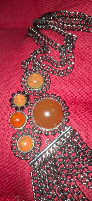 Collar cadena plateado con piedras naranjas