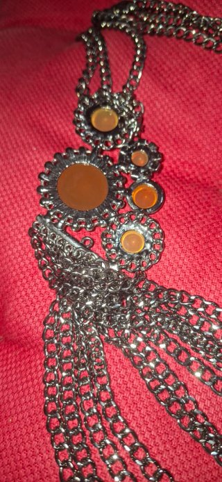 Collar cadena plateado con piedras naranjas