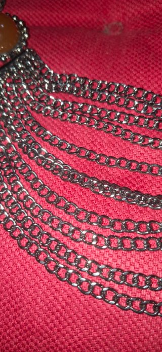 Collar cadena plateado con piedras naranjas