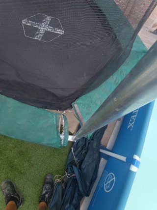 Cama elástica con red de seguridad